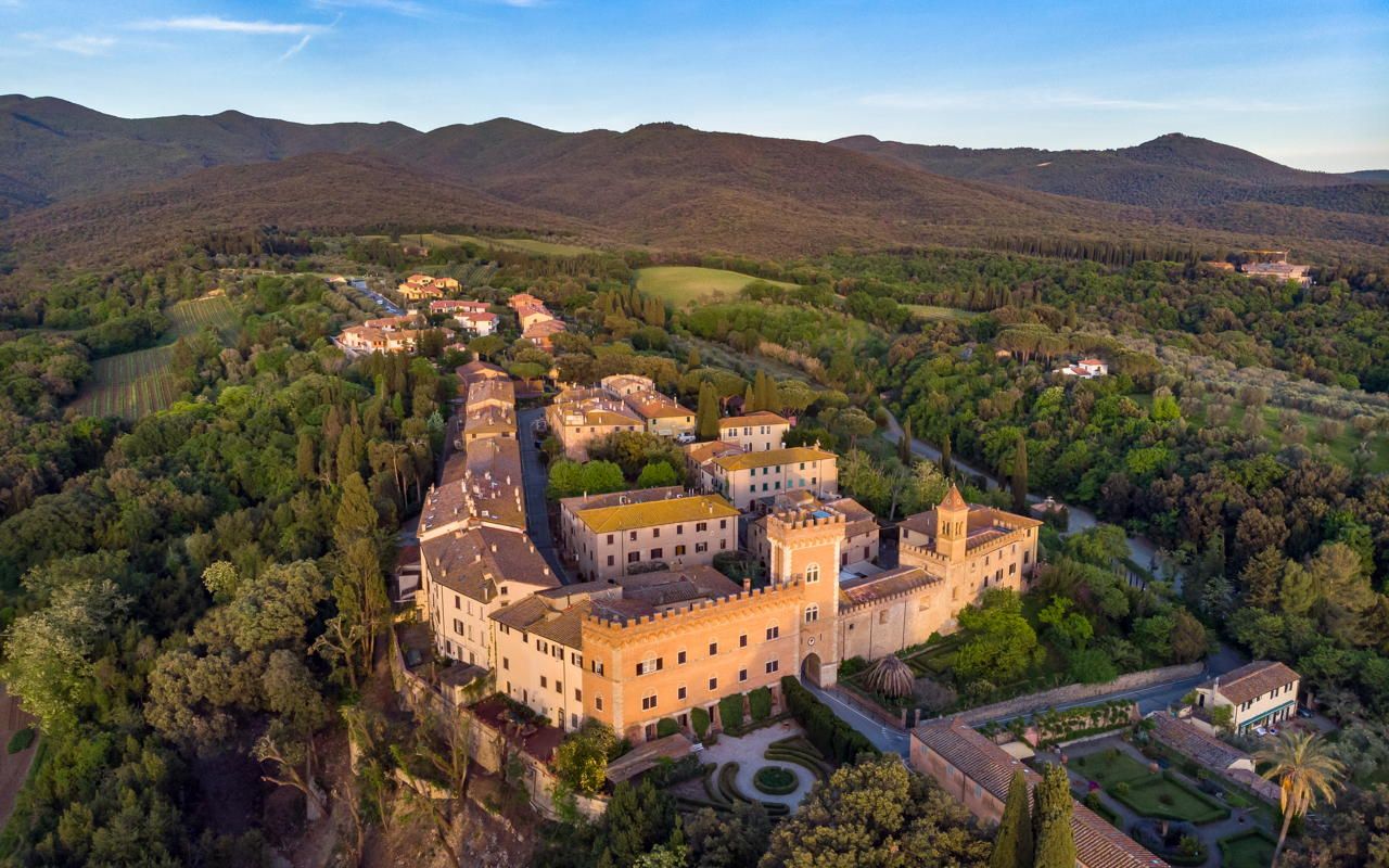 Borgo di Bolgheri centro storico porta medievale